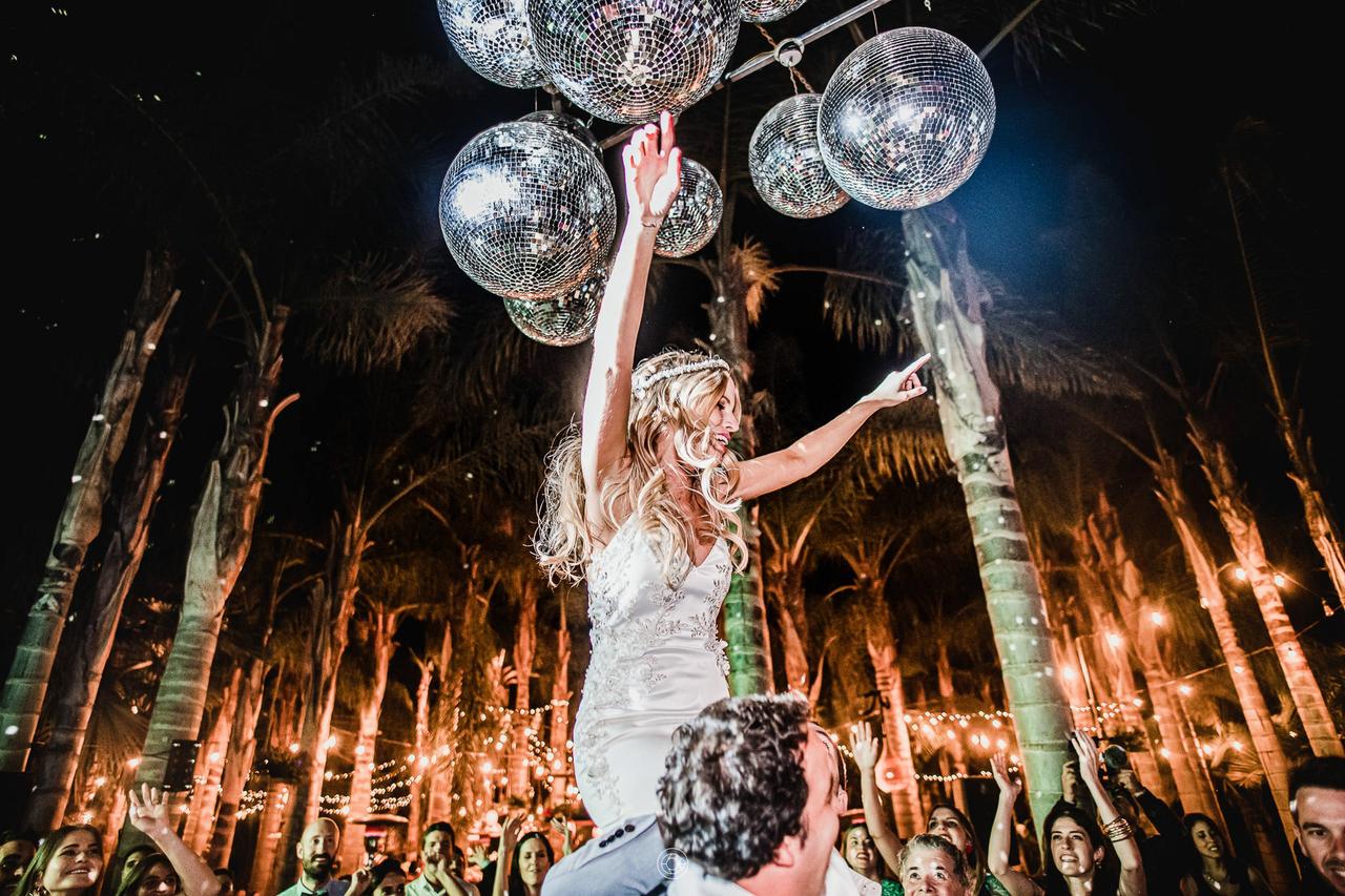 novia montada a hombros disfrutando de su boda